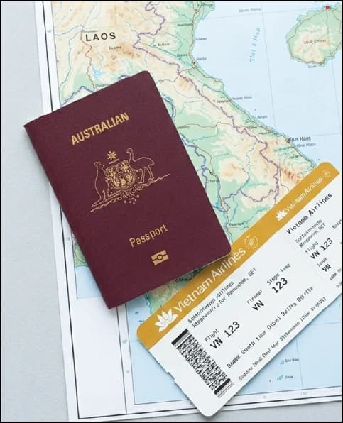 Hộ chiếu, bản đồ và vé máy bay